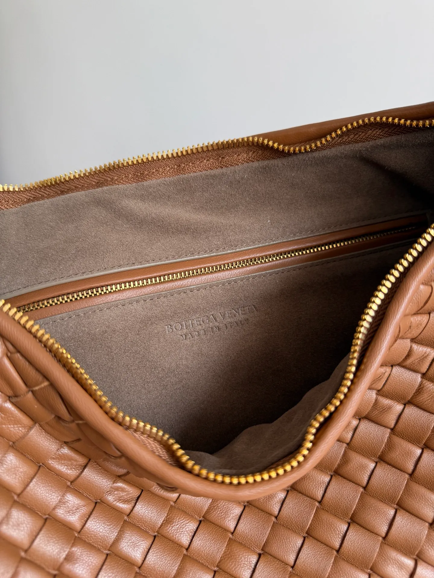 Batch 2120 BV Bottega Veneta's new early spring women's shoulder bag. The soft and delicate Hobo bag has been shipped! Many friends are waiting for this bag. It has a round shape and a large capacity. It can hold a 50-fold umbrella inside. Babies with a lot of daily items do not need to worry about the capacity of this bag. It is a practical bag for traveling and commuting. Although it is fluffy, it is soft and comfortable when carried on one shoulder. It has a modern and retro feel. Model No.: 856737 Size: 44*28*5cm